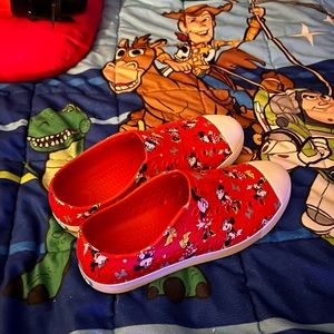 Women size 10 Feels just like crocs only lighter, got them at Hollywood Studios
